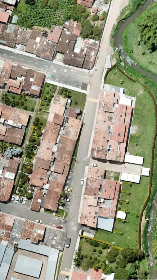 Vista aérea de un sector urbanizado junto a un corredor hídrico