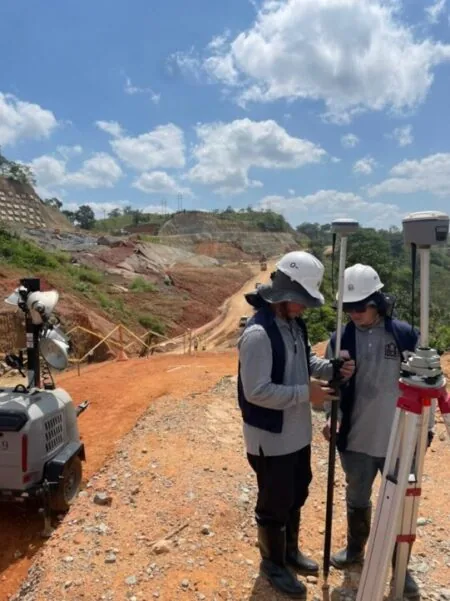 Profesionales realizando control topográfico con equipos GNSS en un frente de movimiento de tierra