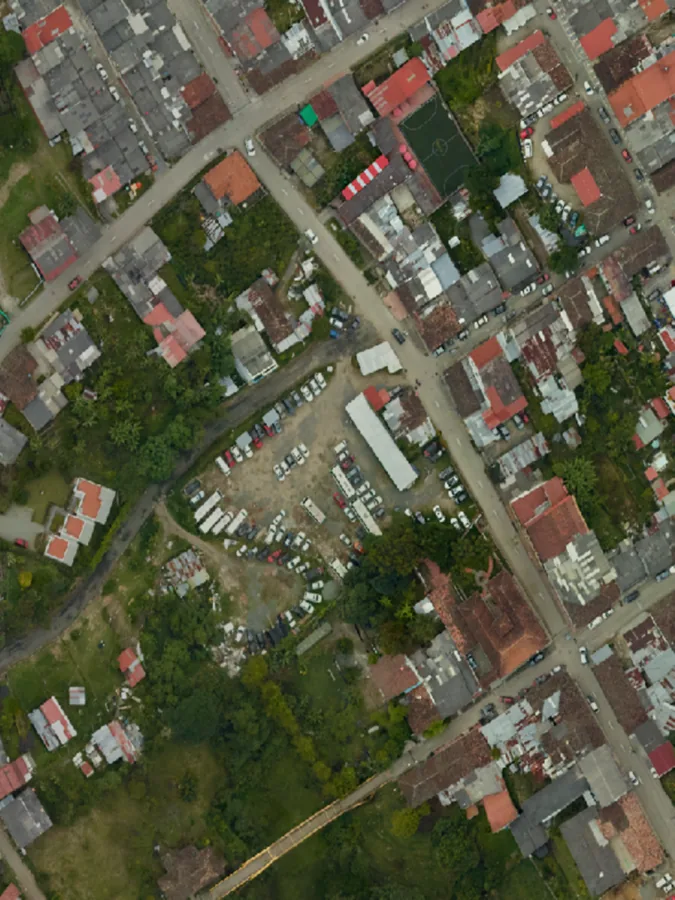 Vista aérea de un área intervenida con vegetación remanente como apoyo al análisis territorial.